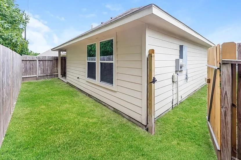 3 bed, 2.0 bath, 1307 sqft, $1,735 — Photo 3