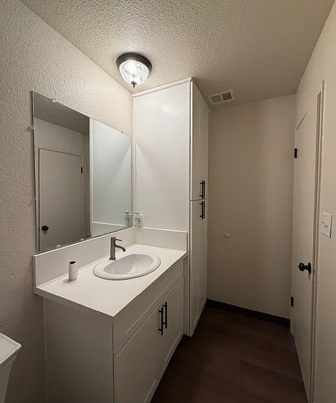 1519 Jennifer St — Photo 7