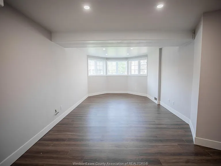 569 Cabana Rd E #LOWER — Photo 4