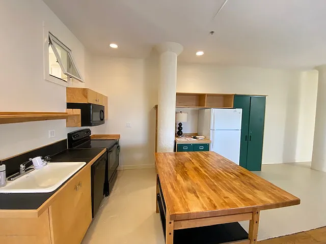 2 bed, 1040 sqft, $3,100 — Photo 2