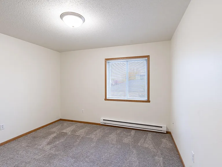 Fargo, ND Oxford Apartments | 21B | Bedroom