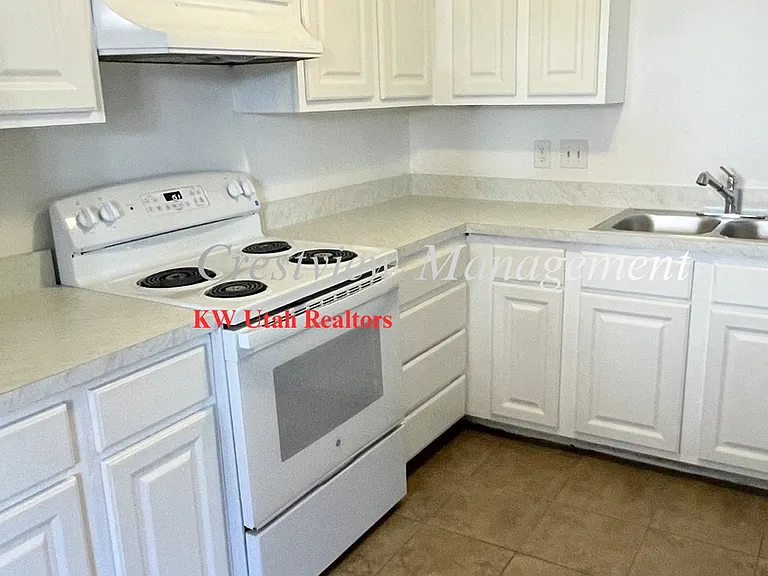 Washington Terrace 8-Plex — Photo 13