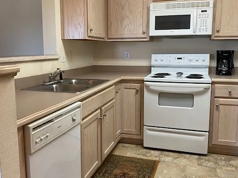 913 Westridge Dr #18 — Photo 4