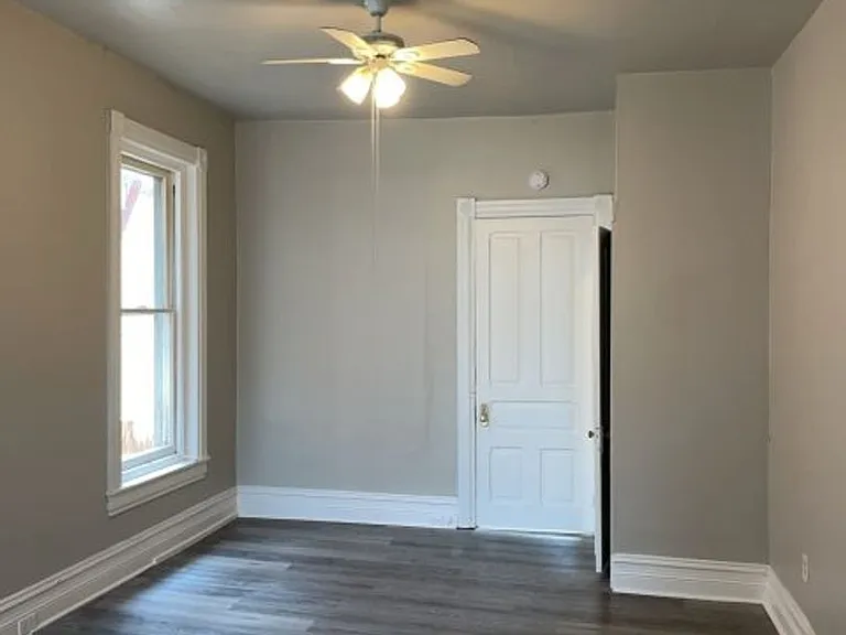 1046 W Walnut St — Photo 5