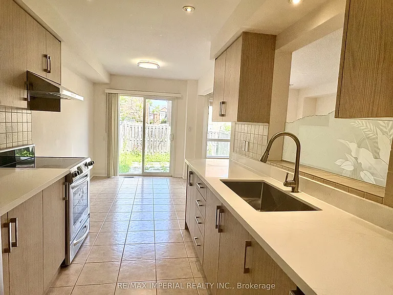 70 Maffey Cres — Photo 4