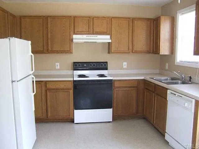 3 bed, 1049 sqft, $1,600 — Photo 2