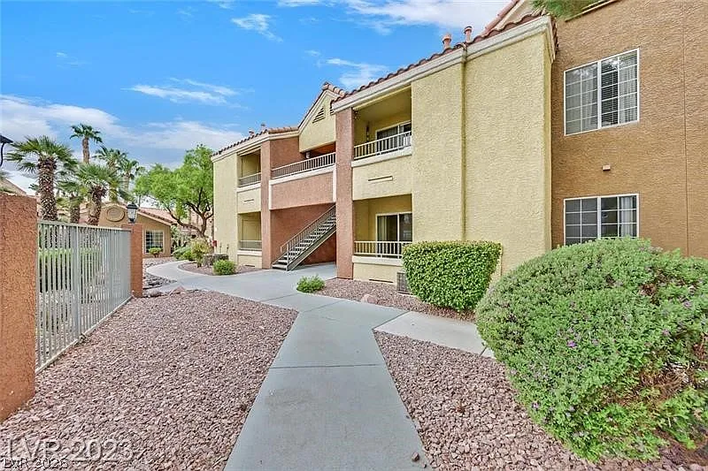 1 bed, 1.0 bath, 687 sqft, $1,150 — Photo 2