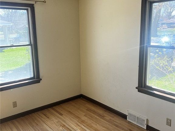 3rd image of 565 E 46th St