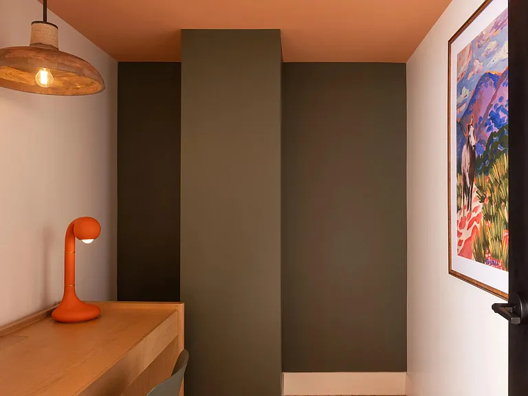 A private work nook at Modera Rio Salado offers a quiet space to focus in style.