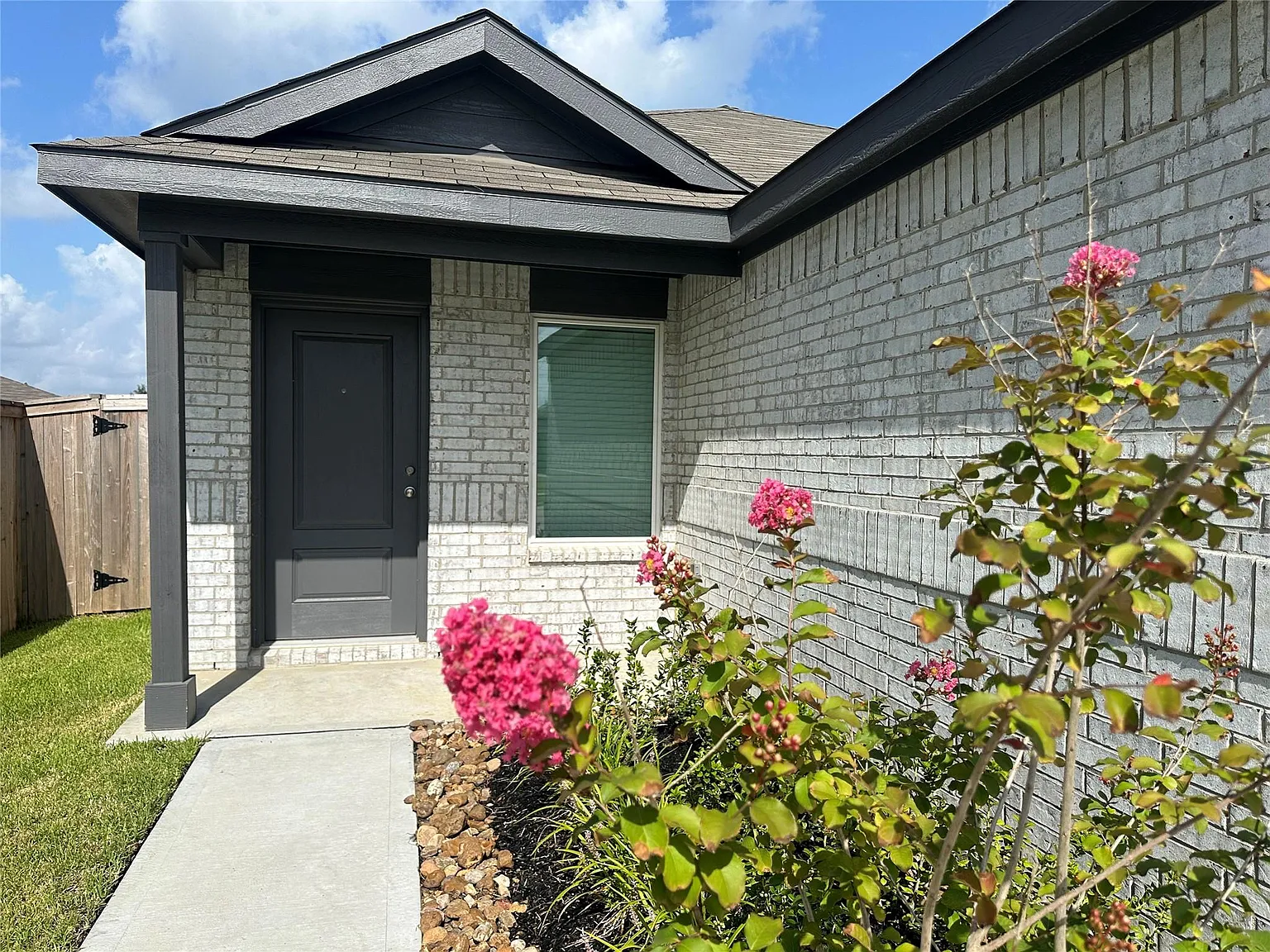 4 bed, 2.0 bath, 1656 sqft, $1,800 — Photo 2