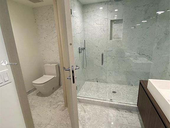 3rd image of 1000 Brickell Plz #3501