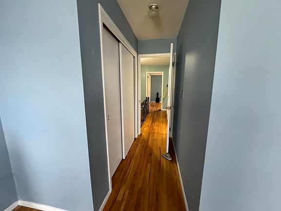 3rd image of 423 Eltingville Blvd