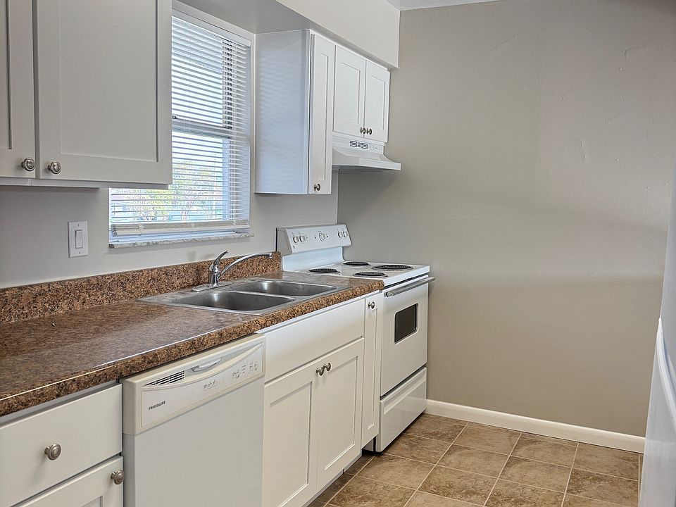 1st image of 3325 SE 15th Pl