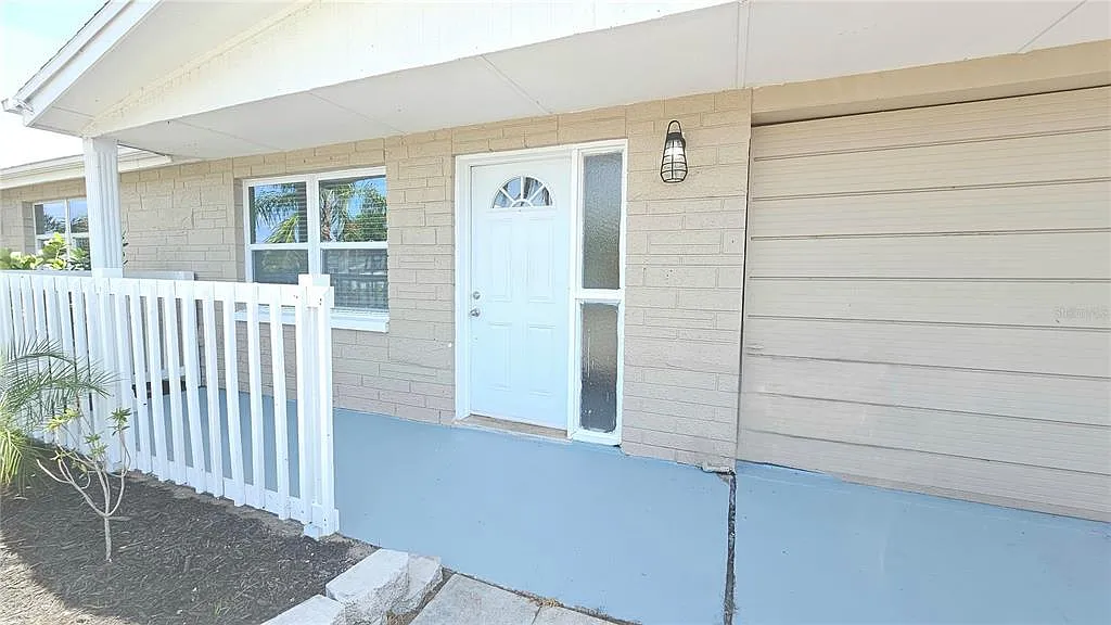 2 bed, 1.0 bath, 806 sqft, $1,750 — Photo 2