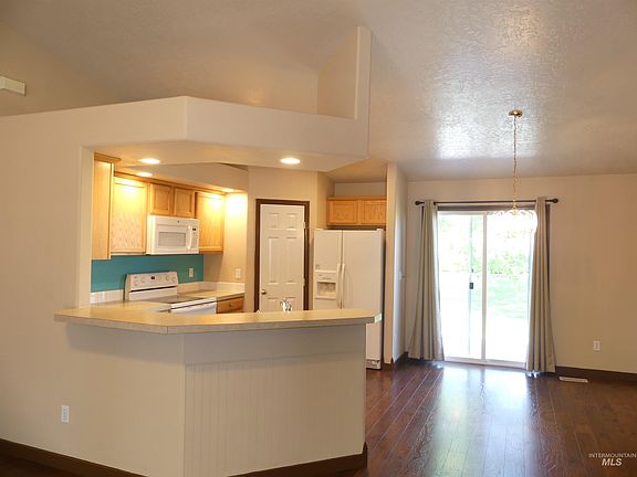 4th image of 20222 Colebrook Ave