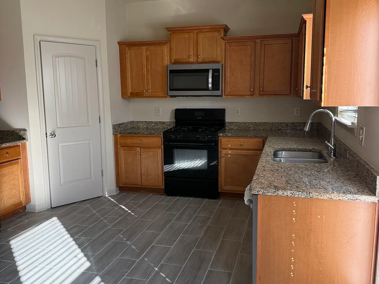 3 bed, 2.5 bath, $2,000 — Photo 2