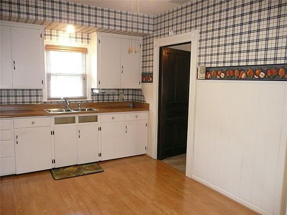 3rd image of 635 W Main St
