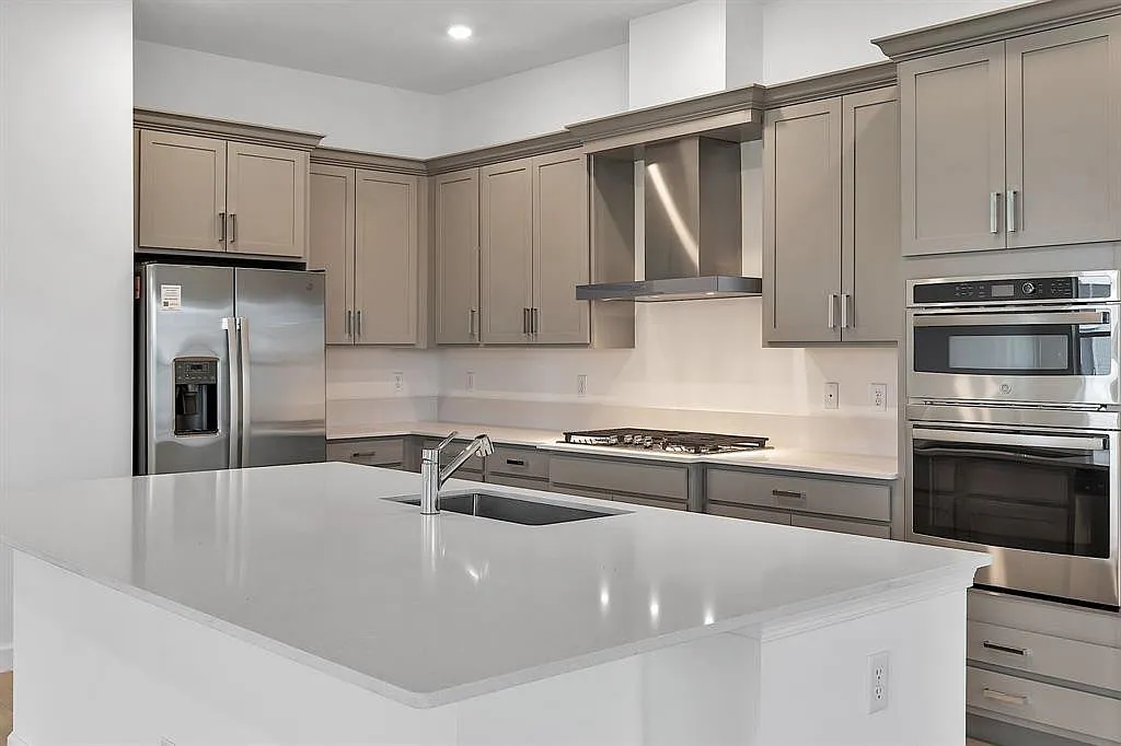 3 bed, 3.0 bath, 2629 sqft, $4,400 — Photo 2