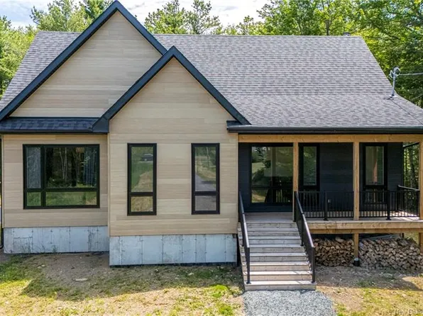 15 Pine Grove Dr, Burton, NB E2V 4J2