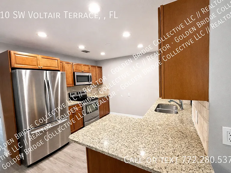 210 SW Voltair Ter — Photo 1