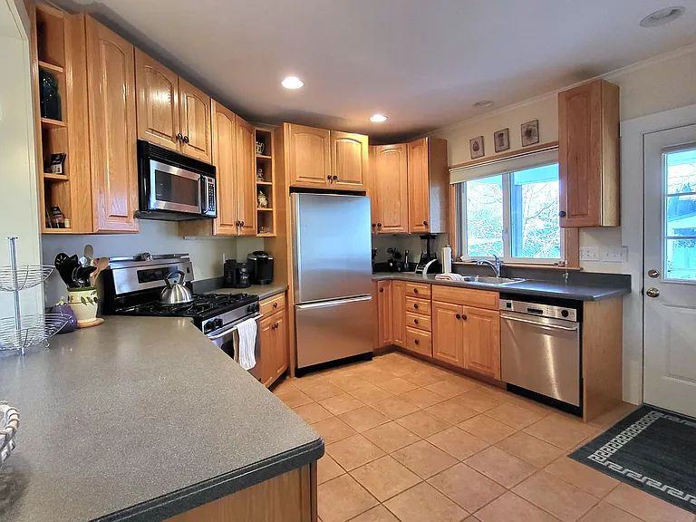 27 Stearns Rd — Photo 5