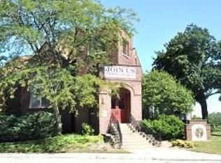 221 Dean St, Woodstock, IL 60098