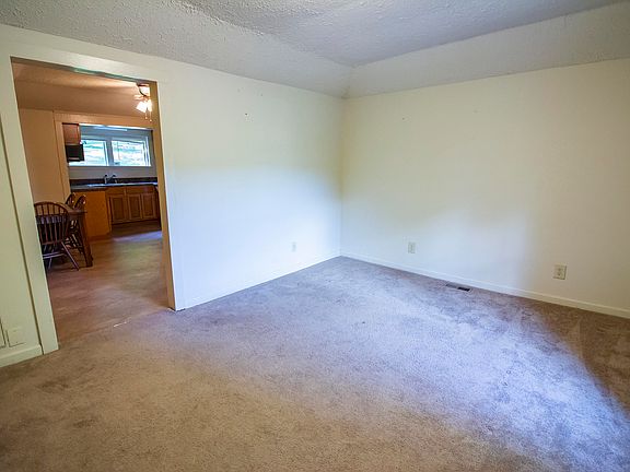 5th image of 701 Dutch Valley Dr