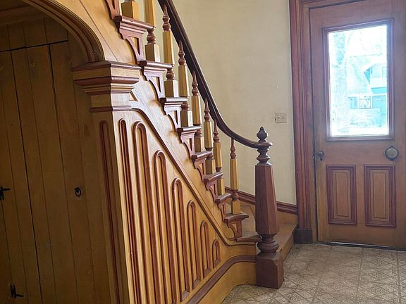 5th image of 112 W Main St