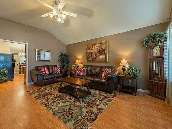 4th image of 901 Crested Point Dr