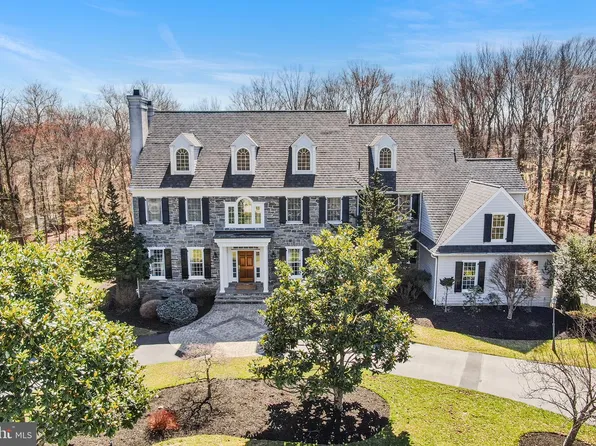 8 Dovecote Ln, Malvern, PA 19355