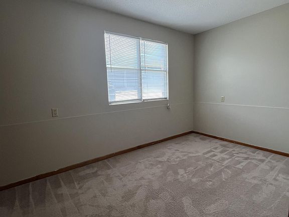 3rd image of 622 Lakeview Dr #J