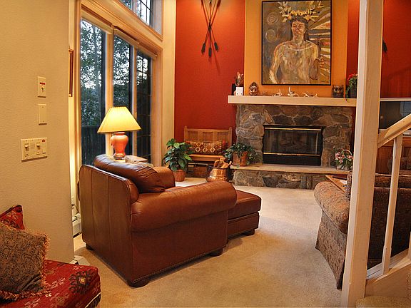 Spacious living room w/ high ceilings