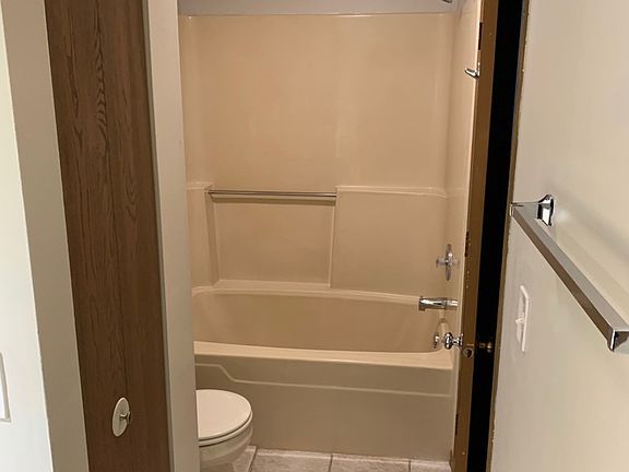 3rd image of 1035 N Knollwood Dr