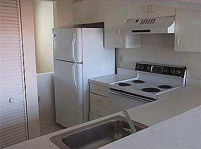 3rd image of 22303 Glenmoor Dr #22303