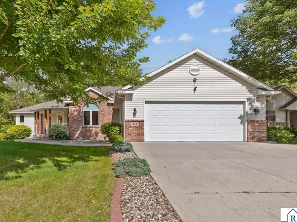 216 Southbrook Cir, Mankato, MN 56001