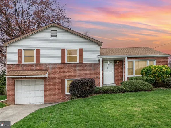 21 Scarsdale Dr, Camp Hill, PA 17011