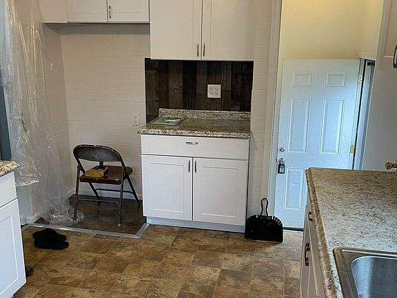 3rd image of 29602 Glenwood St