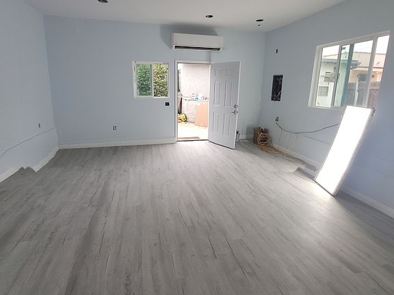 4th image of 1327 E Acacia Ave