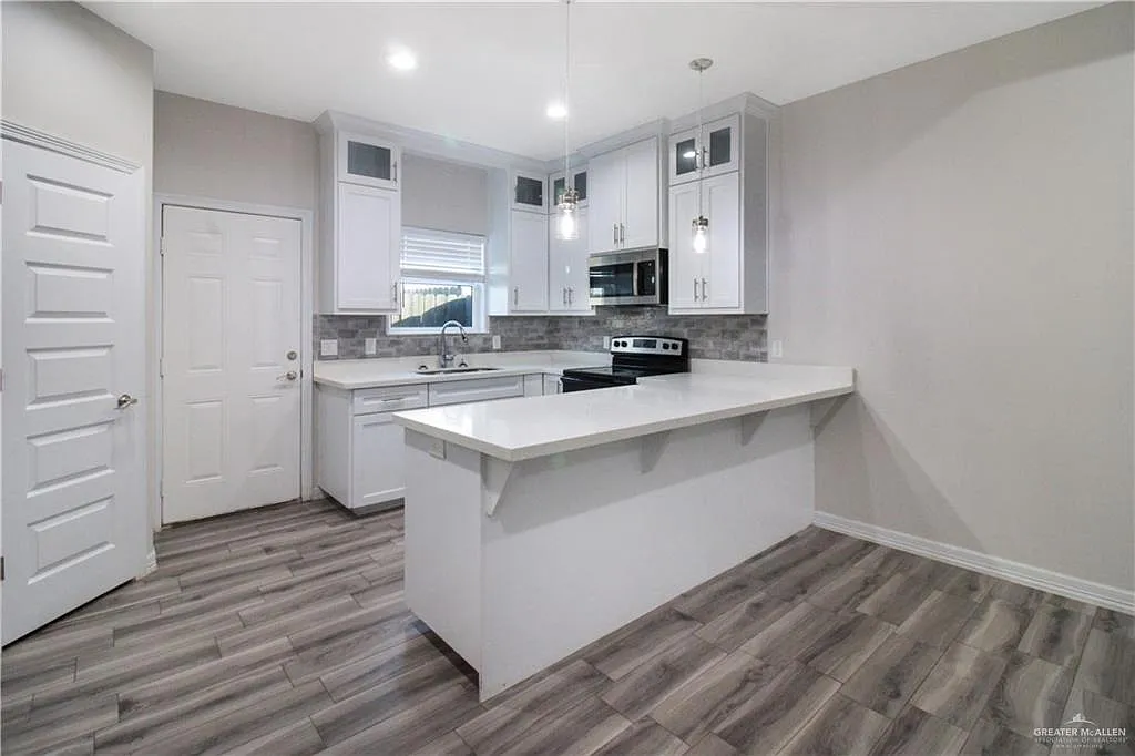 2 bed, 2.0 bath, 935 sqft, $995 — Photo 2