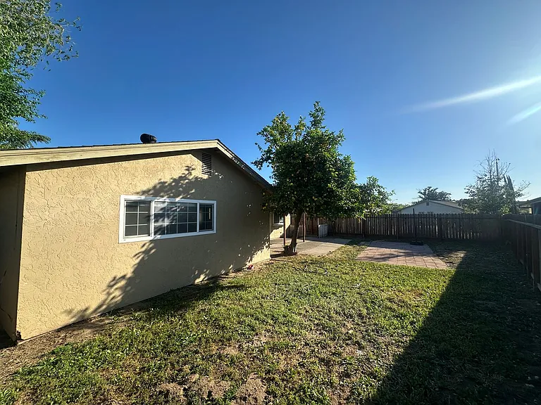 1175 E Edison St — Photo 27