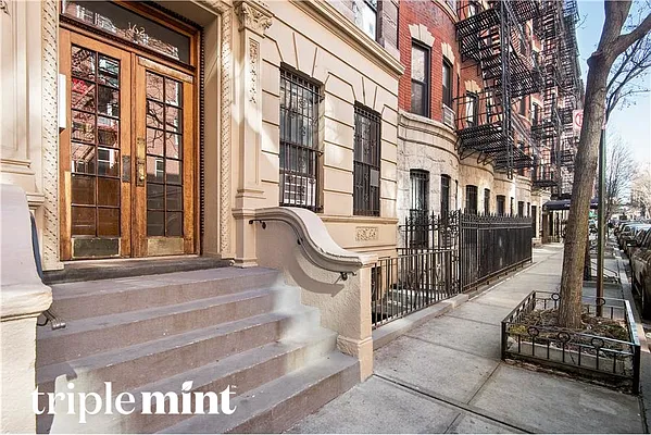 Sold by Triplemint | media 2