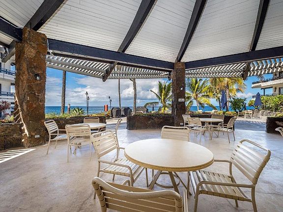 Casa De Emdeko oceanfront Cabana for entertaining.
