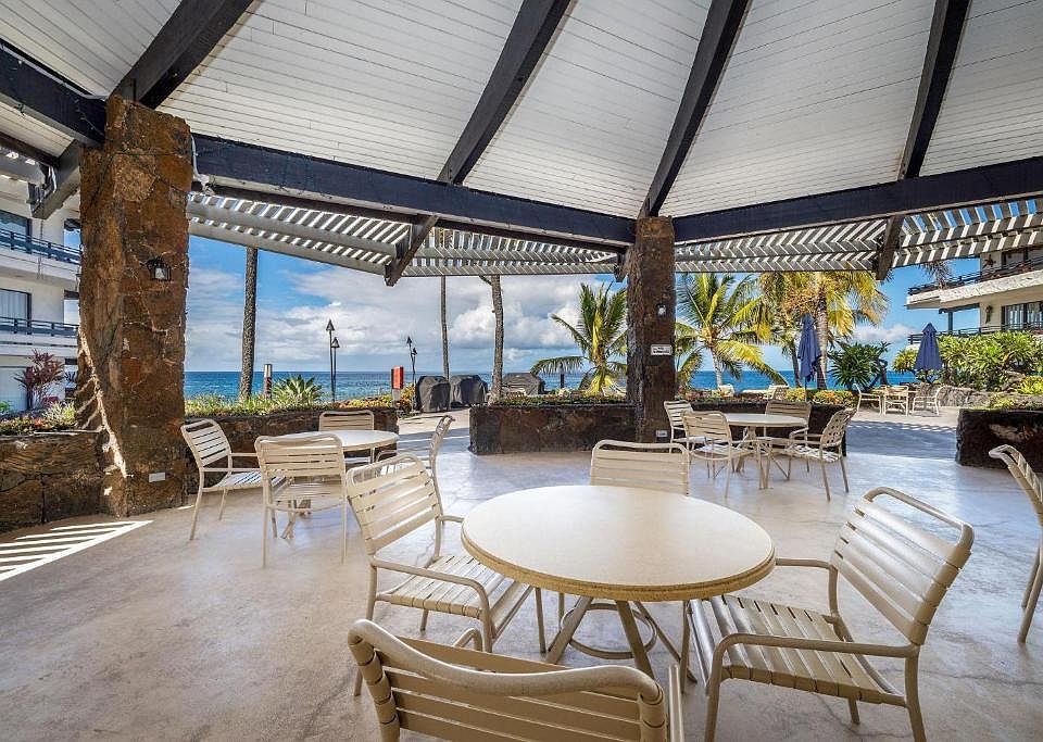 Casa De Emdeko oceanfront Cabana for entertaining.