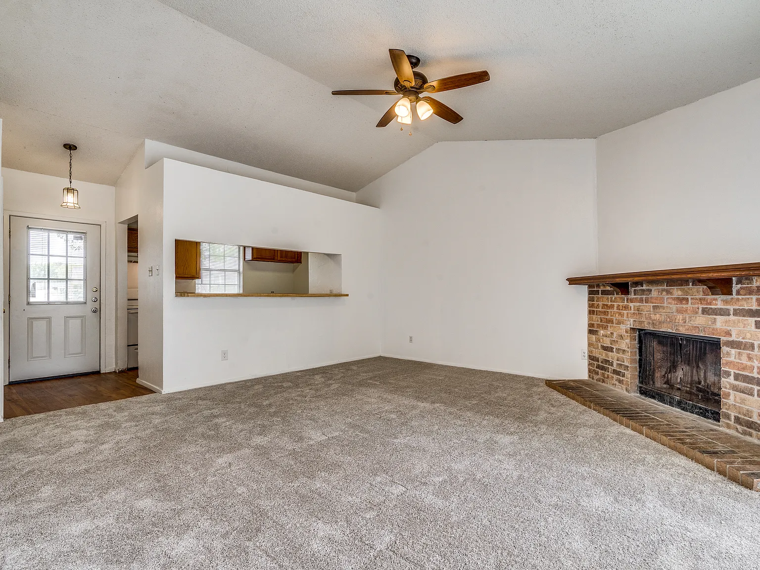 511 Nightshade, very nice 3 /2 home in Arlington — Photo 2
