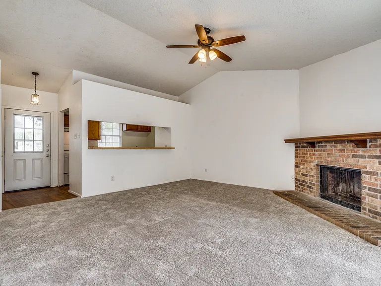 511 Nightshade Dr — Photo 2