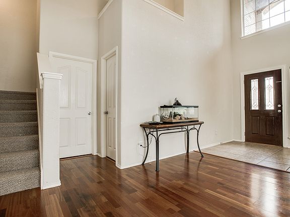 3rd image of 920 Starling Ln