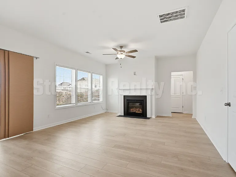 808 Pullman Loop — Photo 10