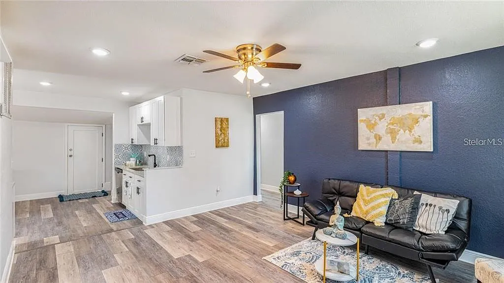 3 bed, 1.0 bath, 1056 sqft, $3,200 — Photo 4