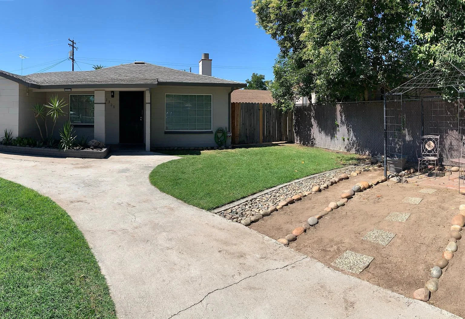 Roble Ave, Modesto — Photo 1