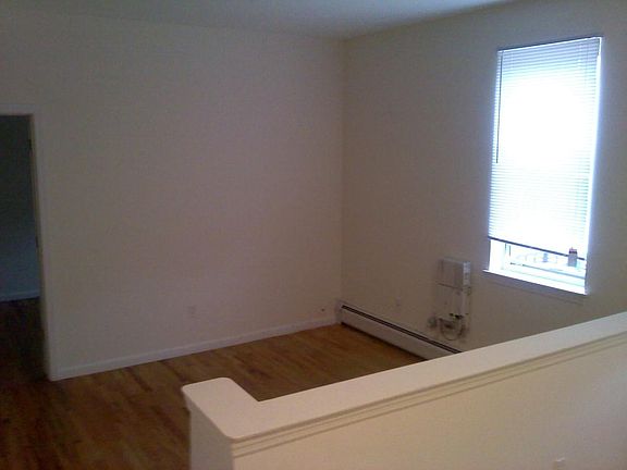 4th image of 335 Bradley Ave #2R